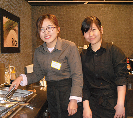 アルバイトの紹介：飲食店で接客業に従事する留学生たち（女子2人）