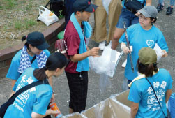 Volunteer activities at Tenjin festivals